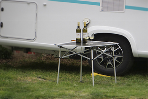 Campingtisch vor Wohnmobil